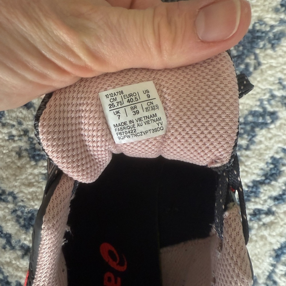 Women’s ASICS - Picture 4 of 5